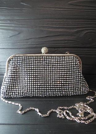 Вечерняя сумка клачь в стразах черная