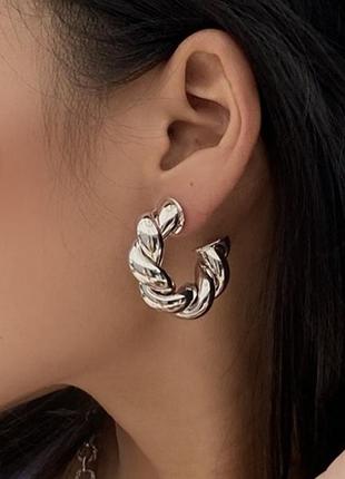 Массивные серьги кольца дутые витые витые серебристые