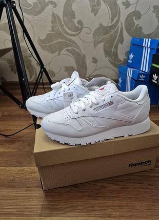 Кроссовки женские р 36 стелька 22 см белого цвета