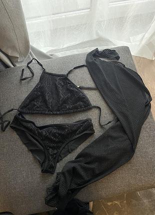 Чорний купальник з повʼязкою на пояс