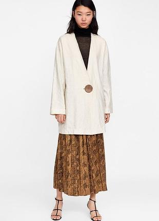 Жакет трикотажный белого цвета с крупной пуговицей