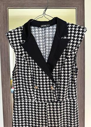 Стильний комбінезон в гусячу лапку розмір м плечі ширина – 42 см (є вшиті підплічники) напівобхват груди – 40 см напівобхват талія – 38 см напівобхват