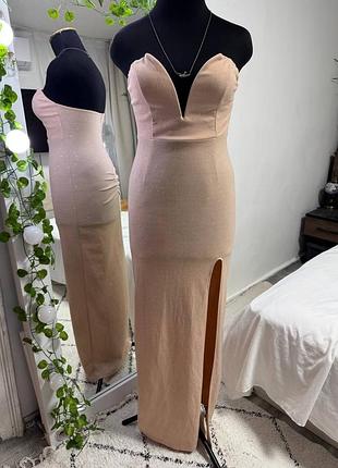 Бежевое блестящее платье с эффектным декольте