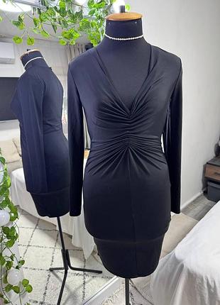 Чорна сукня футляр , з збірками на грудях