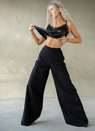 Широкие черные брюки палаццо с высокой посадкой и карманами по бокам