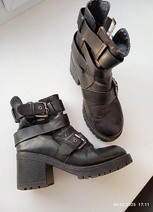 Стильні ботінки на каблучку