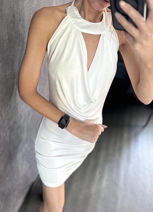 Біла коктейльна коротка сукня