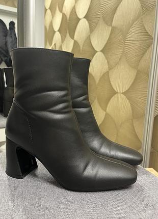 Чоботи на каблуку жіночі reserved 38 розмір чорні, зручні з шкірзамінника