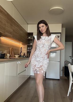 Біла мереживна сукня jovani
