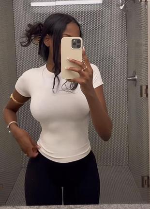 Футболка skims