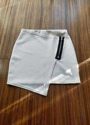 Белая асимметричная мини юбка