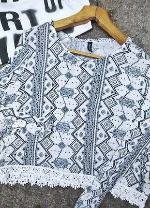 Лёгкая укороченная кофточка с кружевом