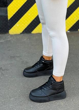 Жіночі кросівки