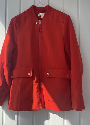 Яскрава вітровка, куртка насиченого червоного кольору