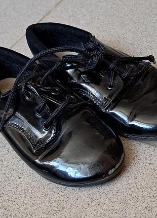 Лаковые детские туфли