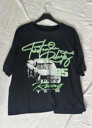 Чорна футболка оверсайз із яскравим принтом у стилі racing.