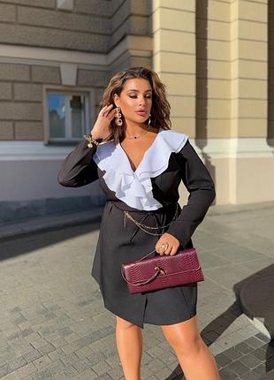 Жіноча елегантна класична чорна сукня з білим воланом на комірці | 898