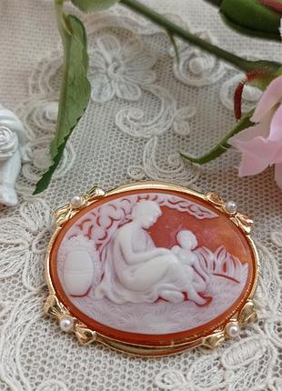 Брошь камея