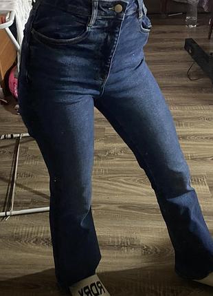 Темно-сині джинси кльош