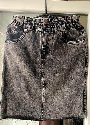 Спідниця в довжині міді. пряма . в поясі резинка. по низу не оброблений край. кармани з переду і позаду.  розмір 40/12/ 48