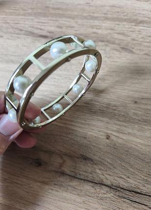 Браслет золотистого цвета жемчужины пластиковые.