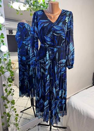 Яркая синяя сукна с плисерированной юбкой