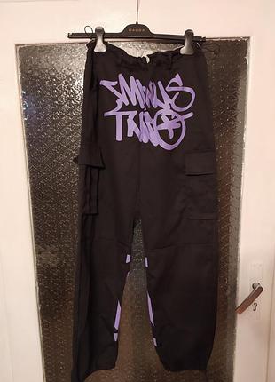 Черные брюки.