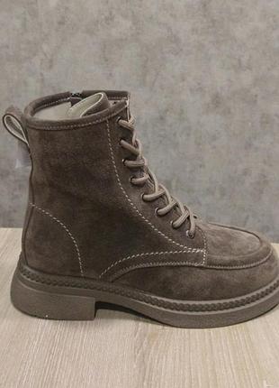 Бежевые замшевые ботинки