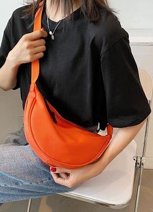 Вместительная спорт сумка, яркий акцент этой осенью