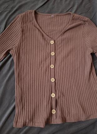 Стильная коричневая кофтина с пуговицами
