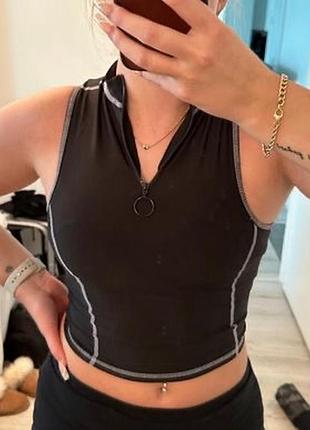 Топ з контрастним швом