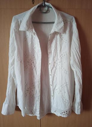 Белая женская блузка
