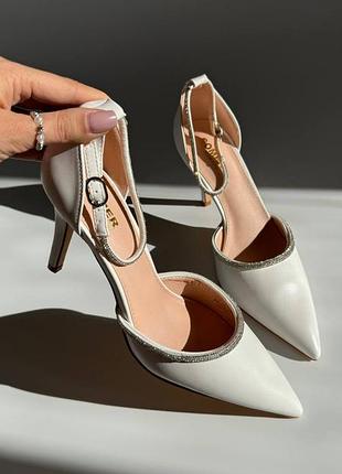 Туфлі білі с камінчиками