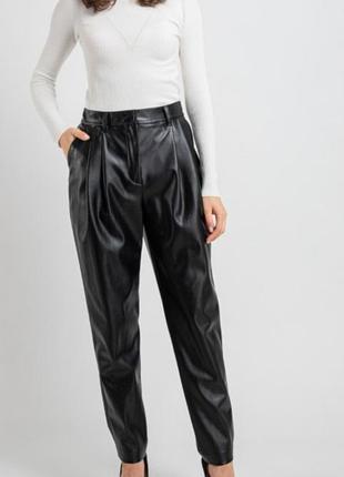 Кожаные брюки с защипами спереди от primark