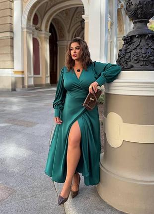 Длинное шелковое платье на запах с объемными рукавами на высоких манжетах