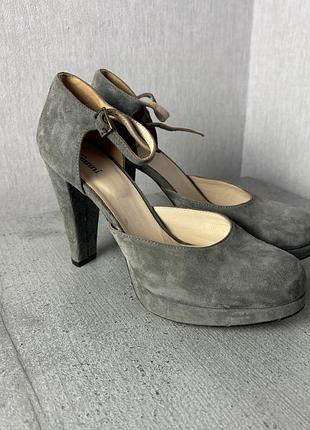 Сірі замшеві сандалі ganni на блочному каблуці