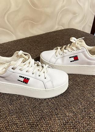 Кросівки жіночі