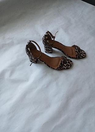 Босоножки с принтом леопард на каблуке,41 р-р