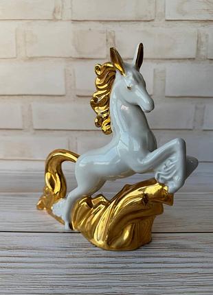 Белая фарфоровая лошадь, статетка