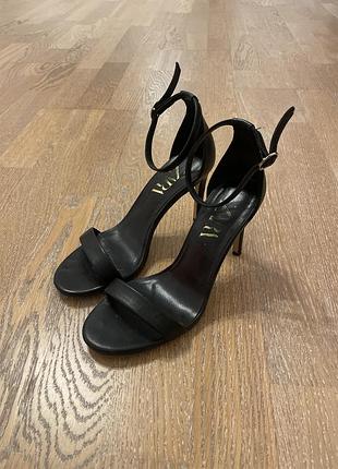 Чорні підбори zara