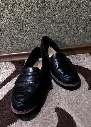Шкіряні лофери clarks