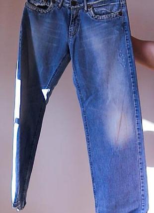 Світлі джинси з декоративними потертостями