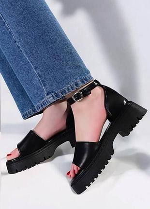 Стильні чорні босоніжки на платформі