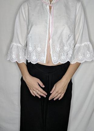 Біла сорочка блуза у вінтажному стилі на зав'язках кроп топ з вишивкою та мереживом