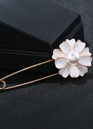 Брошка біла квітка