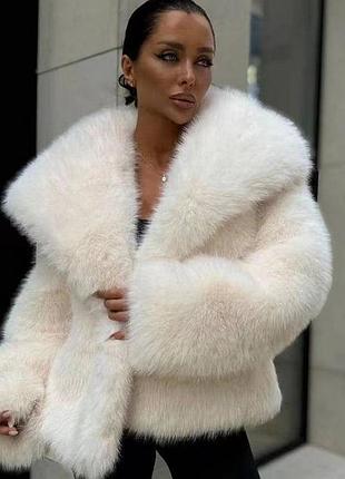 Біла шуба оверсайз вкорочена