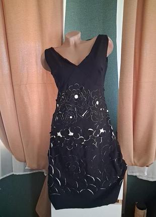 Жіноча чорна сукня коротка з драпіровкою в квіти