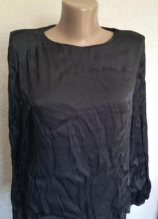 Дуже гарна блузочка нюанс є декілька затяжечок