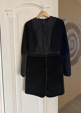 Чорне жіноче пальто з натуральним хутром каракульчі розмір xxs- s