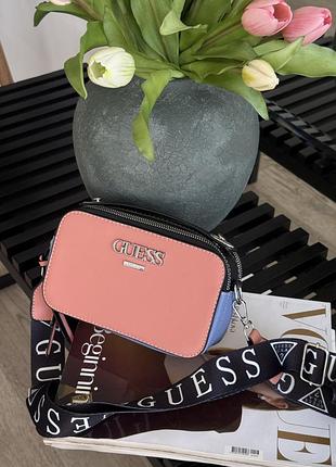 Сумка женская guess кросс-боди надпись розово-синяя на широком ремешке
